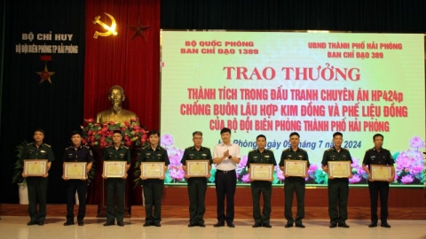 Trao thưởng thành tích trong đấu tranh chống buôn lậu hợp kim đồng và phế liệu đồng