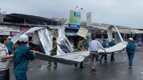 Đồng Tháp: Lốc xoáy cuốn bay mái tôn, gây nổ bình điện