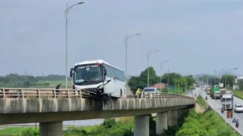 Bắc Ninh: Xe ô tô khách mất lái treo lơ lửng trên cầu Bình Than