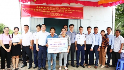 Bộ Tư lệnh Vùng Cảnh sát biển 3 trao “Nhà đại đoàn kết” và tặng quà cho các hộ gia đình chính sách