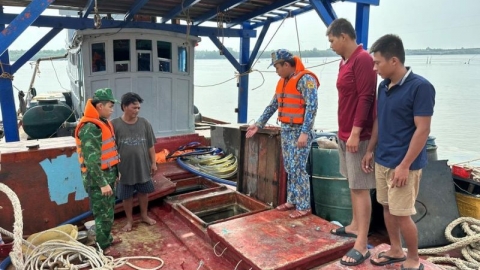 Tạm giữ tàu chở 10.500 lít dầu DO không rõ nguồn gốc