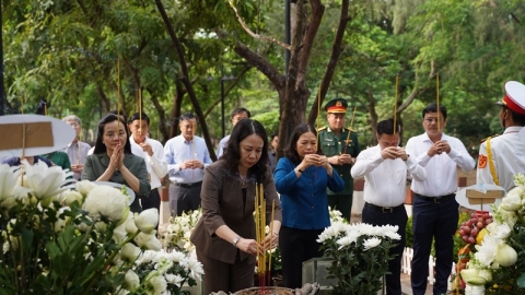 Phó Chủ tịch nước Võ Thị Ánh Xuân viếng Nghĩa trang Hàng Dương