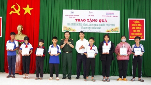 Trao tặng sữa cho học sinh nghèo ở khu vực biên giới tỉnh An Giang