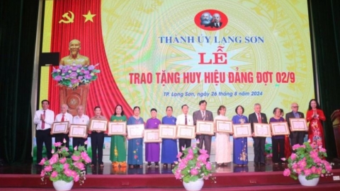 Thành ủy Lạng Sơn tổ chức trao Huy hiệu Đảng cho 124 đảng viên