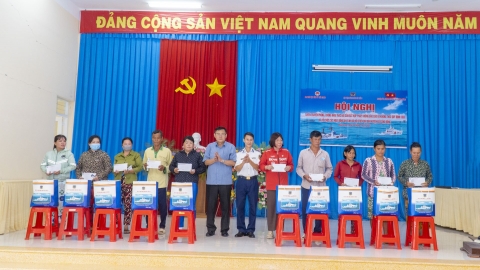 Cảnh sát Biển đồng hành với ngư dân huyện Gò Công Đông, tỉnh Tiền Giang