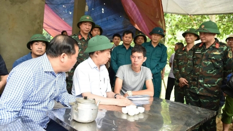 Phó Thủ tướng thăm hỏi, chia buồn với gia đình nạn nhân vụ sạt lở làm 4 người tử vong