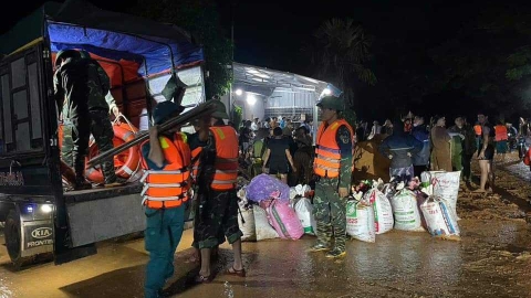 Vỡ đê sông Lô ở Tuyên Quang: Hàng trăm người thức trắng đêm để vá đê