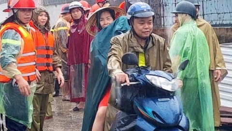 Hải Phòng: Hỗ trợ đưa hơn 100 người dân sinh sống tại khu vực đê sông Lạch Tray đến nơi an toàn