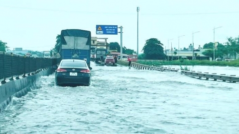 Quốc lộ 1A qua Thanh Hóa ngập sâu, các phương tiện tham gia giao thông gặp khó khăn