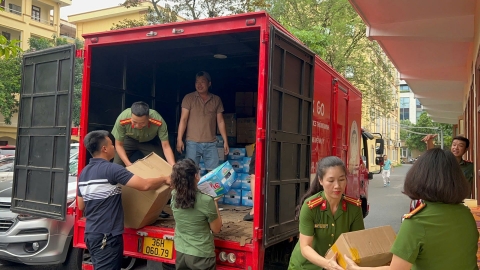 Công an quận Thanh Xuân chung tay hỗ trợ đồng bào vùng lũ lụt