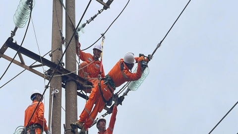 “Ăn trên cột điện, ngủ tại hiện trường” để nhanh chóng cấp điện trở lại cho dân