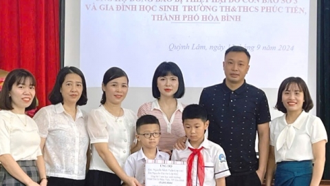 Hoà Bình: Hai em học sinh “đập lợn” ủng hộ 15 triệu đồng, tặng bạn mồ côi cha mẹ