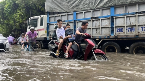 Đầu tuần, nhiều tuyến phố Hà Nội chìm trong biển nước