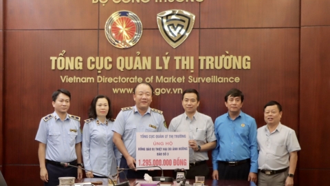 Lực lượng Quản lý thị trường quyên góp hơn 2,3 tỷ đồng ủng hộ người dân bị ảnh hưởng bởi bão, lũ