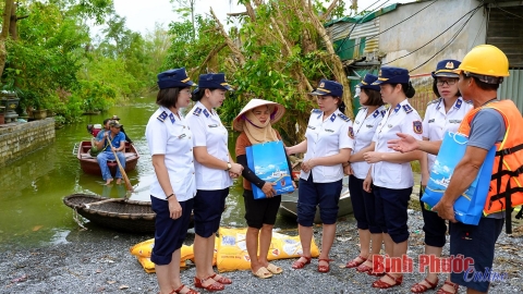 Phụ nữ Cảnh sát biển Việt Nam thăm, tặng quà gia đình bị ảnh hưởng bão số 3