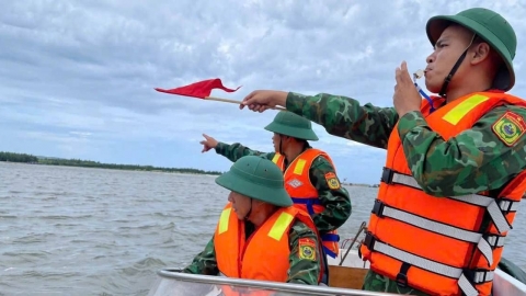 [Ảnh] Bộ đội Biên phòng Quảng Bình giúp nhân dân ứng phó với bão số 4