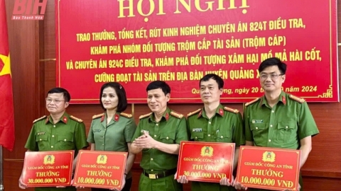 Công an Thanh Hóa trao thưởng cho các cá nhân có thành tích xuất sắc trong đấu tranh phòng, chống tội phạm