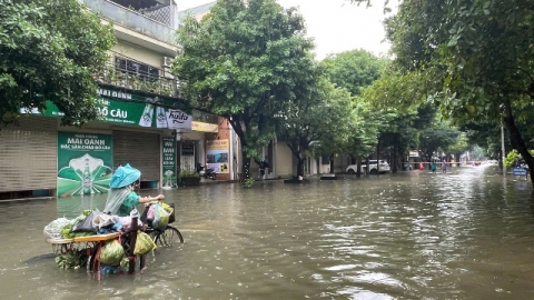 Mưa lớn gây ngập lụt tại thành phố Vinh, nhiều trường cho học sinh tạm nghỉ học