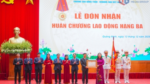 Trường Cao đẳng Than – Khoáng sản Việt Nam đón nhận Huân chương Lao động hạng Ba