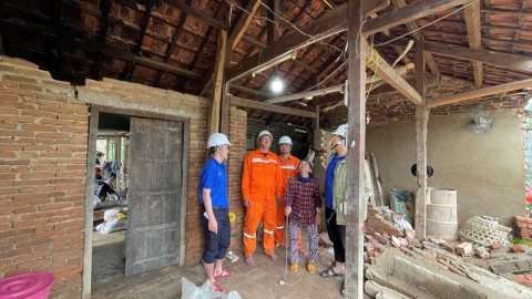 “Chiến dịch Quang Trung”: Khôi phục nhà đến đâu, điện có tới đó
