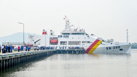 Tàu KN-290 đưa “Trăng thu Biên cương” đến Côn Đảo