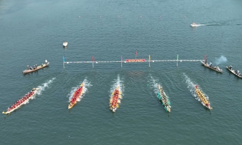 Hơn 500 vận động viên tranh tài tại giải đua thuyền truyền thống trên sông Gianh