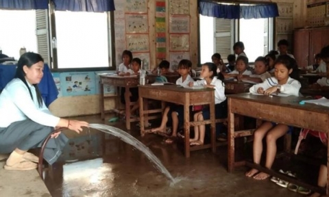 Campuchia điều chỉnh giờ học và bơm nước vào lớp học do nắng nóng gay gắt