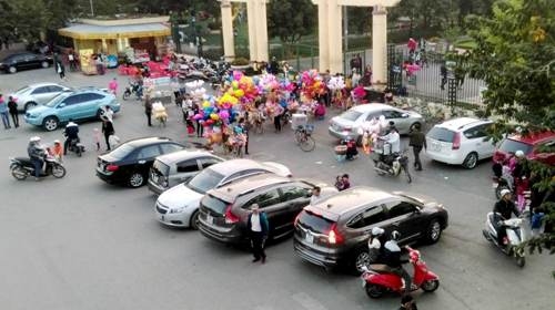 P. Dịch Vọng (Cầu Giấy, Hà Nội): Nhiều đối tượng thu tiền trông giữ xe trái phép tại cửa CV Nghĩa Đô