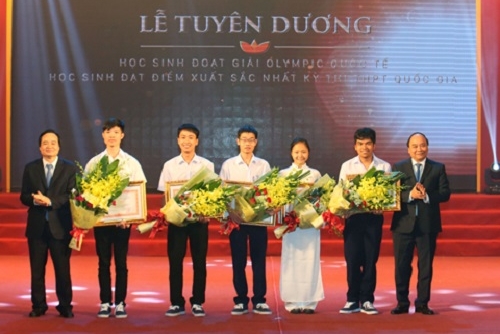 Thủ tướng Nguyễn Xuân Phúc phát biểu tại Lễ tuyên dương học sinh đạt thành tích cao