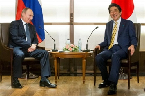 Putin sang Nhật, kinh tế bao trùm...