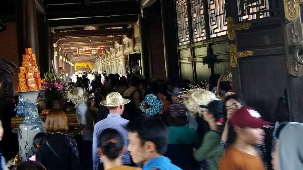 Ninh Bình: Hàng vạn người đổ về vãn cảnh chùa Bái Đính ngày đầu năm