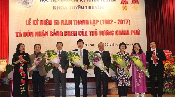 Khoa Tuyên Truyền đón nhận bằng khen của Thủ tướng Chính phủ