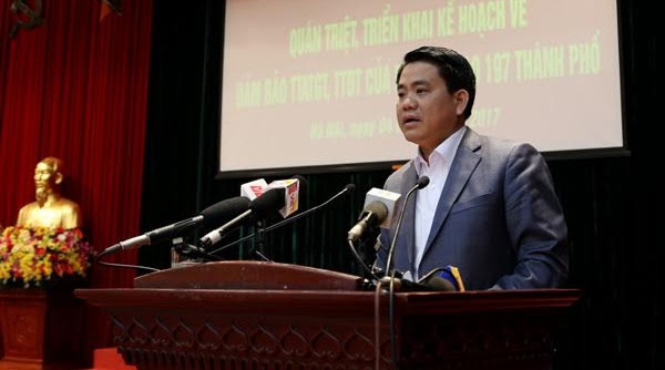 Chủ tịch Nguyễn Đức Chung: Sẽ cách chức trưởng công an phường nếu vỉa hè bị chiếm
