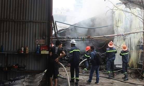 Hà Nội: Gara ô tô cháy lớn tại KĐT Yên Hòa