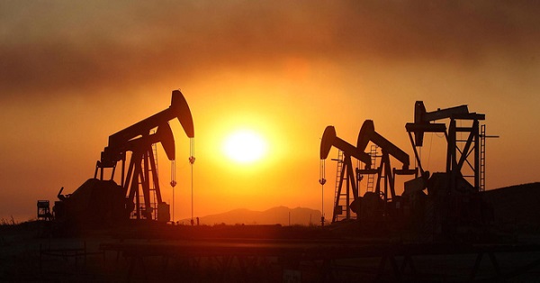 Giá dầu tăng do OPEC sẽ gia hạn thỏa thuận cắt giảm sản lượng
