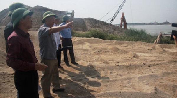 Hà Nội: 28 bến bãi tập kết trái phép đe dọa an toàn đê sông Hồng