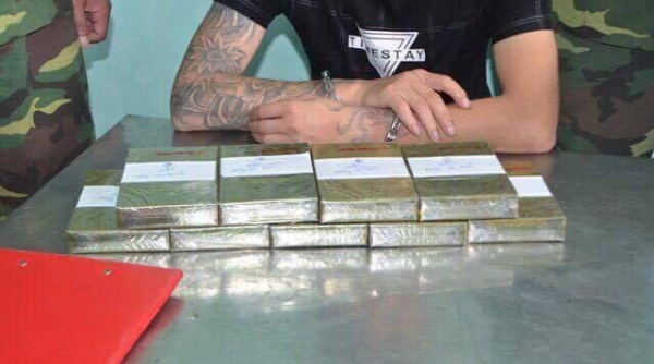 Vượt biên sang Trung Quốc giao hàng: Nam thanh niên mang 9 bánh heroin bị bắt