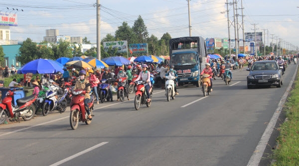 Vĩnh Long: Bát nháo trước cổng khu công nghiệp Hòa Phú