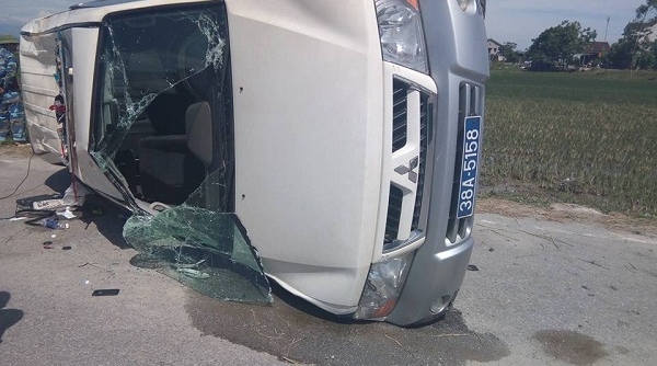 Hà Tĩnh: Bị truy đuổi, xe vi phạm chèn xe CSGT lật nhào trên quốc lộ