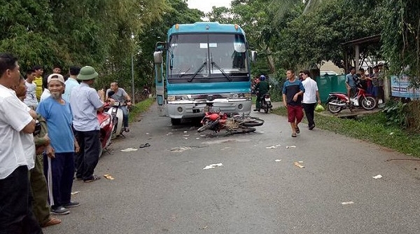 Hà Tĩnh: Xe máy đâm đầu xe khách, 2 người thương vong
