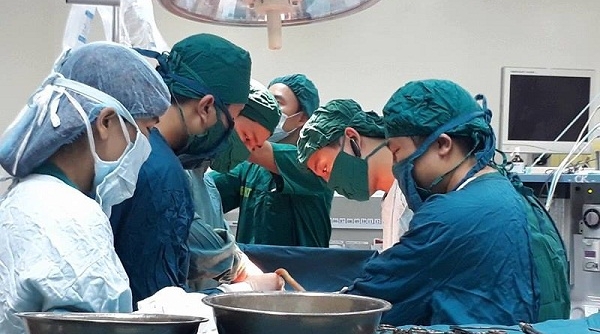 Hà Tĩnh: 5 y bác sỹ, nhân viên cùng hiến máu cứu sống sản phụ nguy kịch