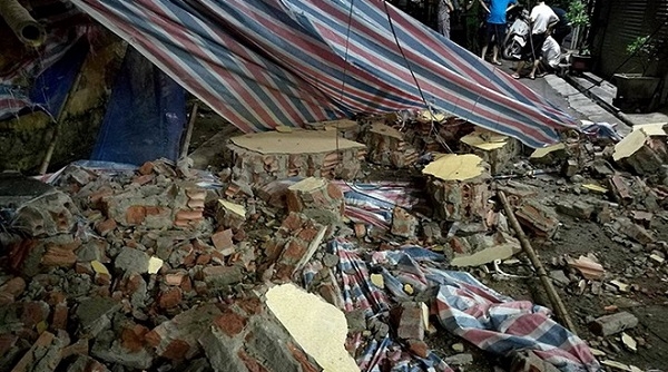 Hà Nội: Sập tường tầng 3 trường tiểu học, nhiều người may mắn thoát nạn
