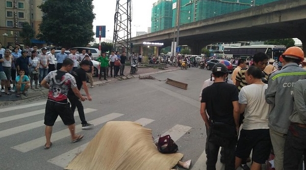 Hà Nội: Va chạm với xe bồn cô gái đi xe đạp bị cuốn vào gầm tử vong tại chỗ