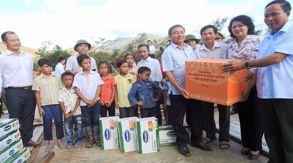 Vinamilk cùng hơn 110.000 ly sữa cứu trợ trẻ em vùng lũ tại Hà Tĩnh và Quảng Bình