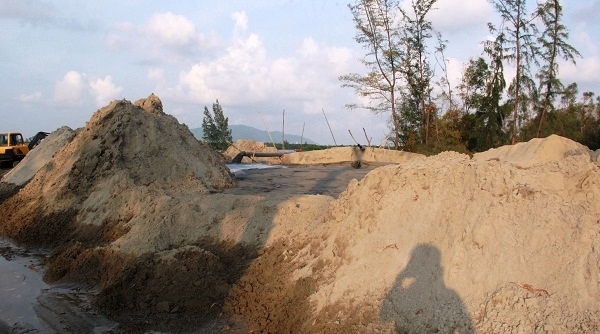 Hà Tĩnh: Bãi cát không phép hoạt động gần 3 năm, chủ tịch xã nói... nhầm?