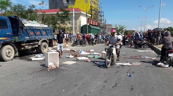 Hà Tĩnh: Dân chặn, vây 2 xe chở khoảng 10 tấn hải sản hôi thối