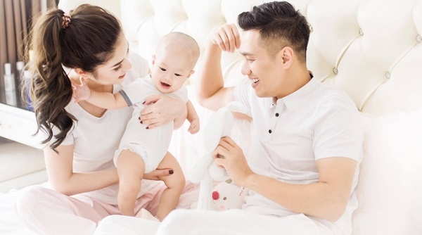 Diễn viên Việt Anh khoe ảnh hạnh phúc bên vợ và con trai