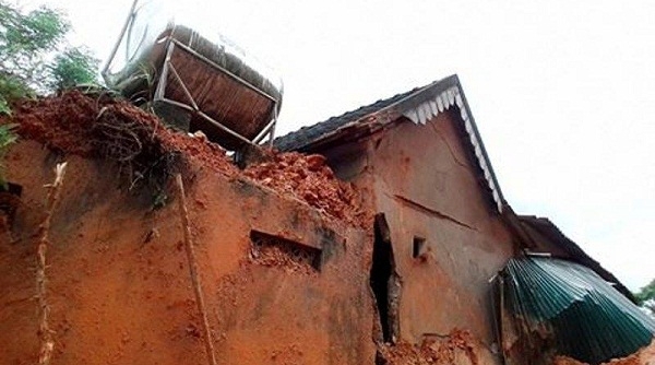 Hà Tĩnh: Mưa lũ gây sạt lở đất làm sập nhà, sơ tán hàng chục hộ dân
