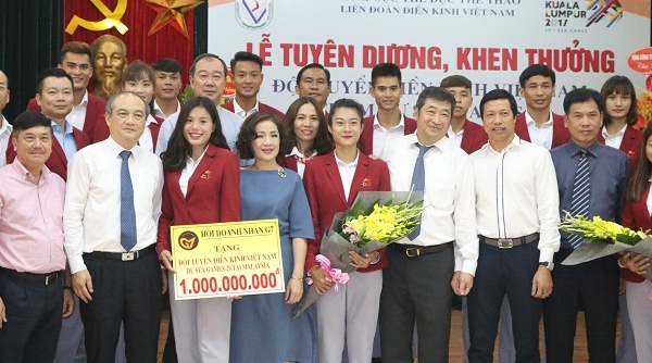 Văn Phú – Invest cùng Hội doanh nhân G7 tặng quà đội Điền kinh Việt Nam
