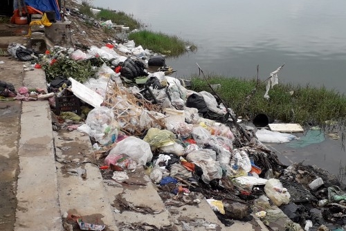 Quảng Bình: Chợ Lý Hòa bao vây bởi rác thải